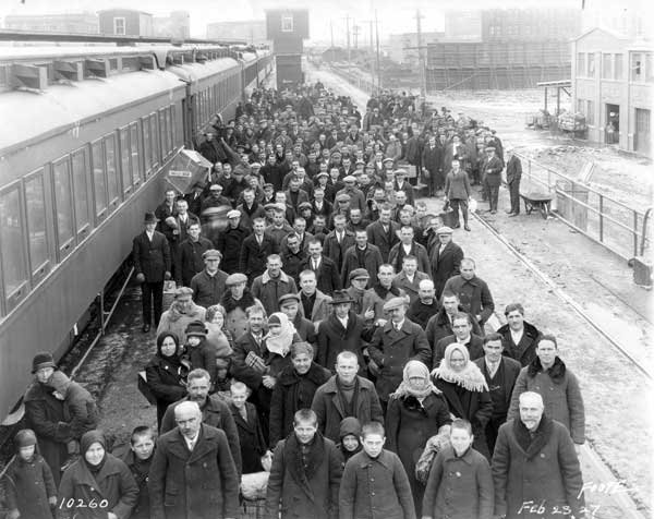 Ukrainian immigrants arriving at CPR station, Winnipeg,1927